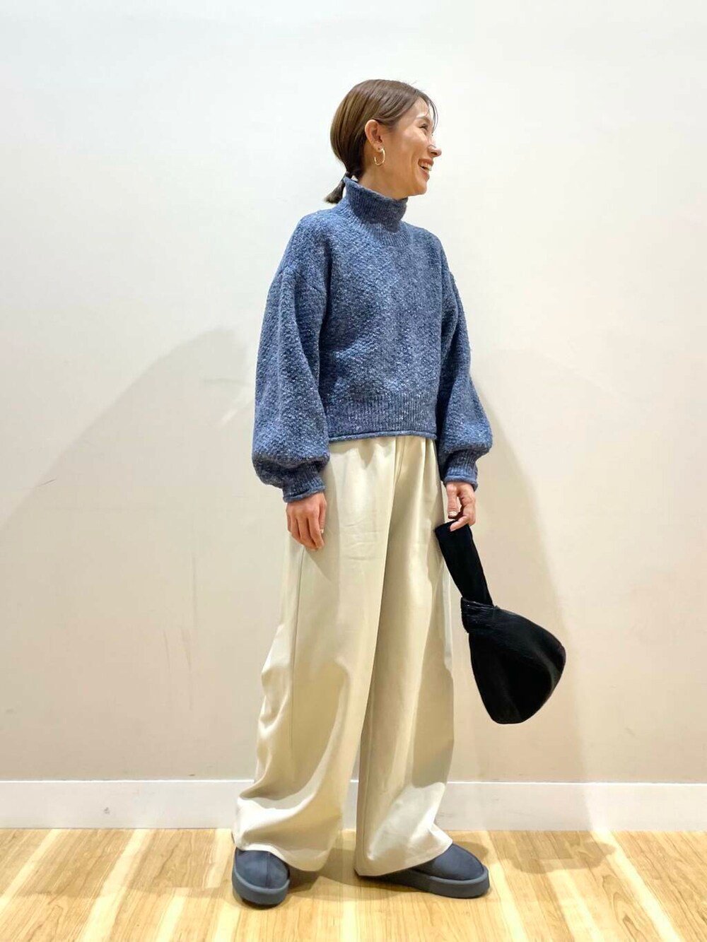 ブラック系のハンドバッグ、グレー系のその他アウター、グレー系のその他シューズを着用したレディースの冬コーディネートの8枚目の写真