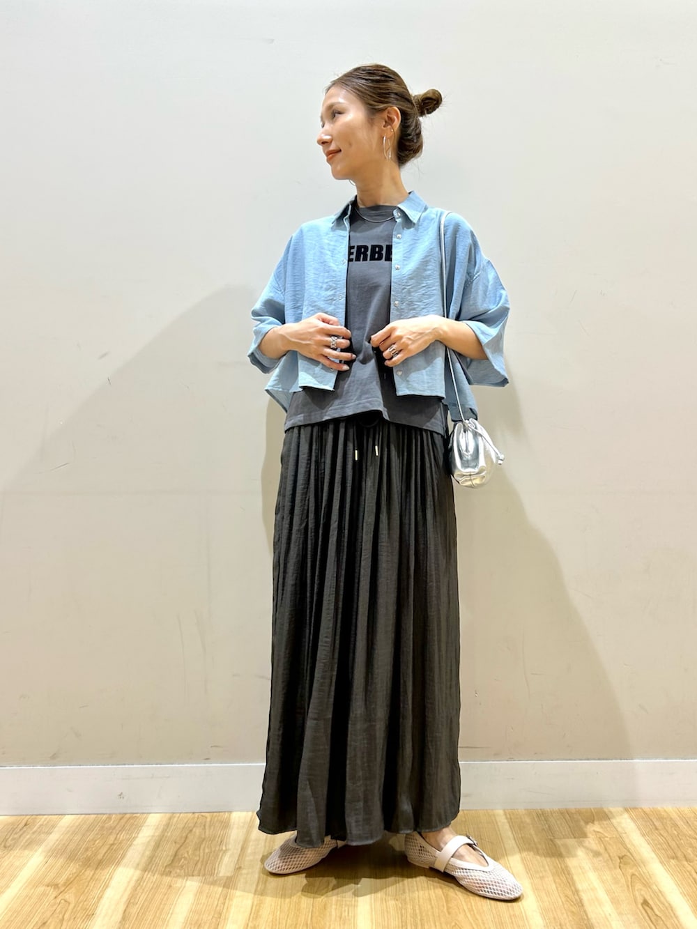 ブルー系のシャツ/ブラウス、グレー系のTシャツ/カットソー、グレー系のその他パンツを着用したレディースの春コーディネートの4枚目の写真