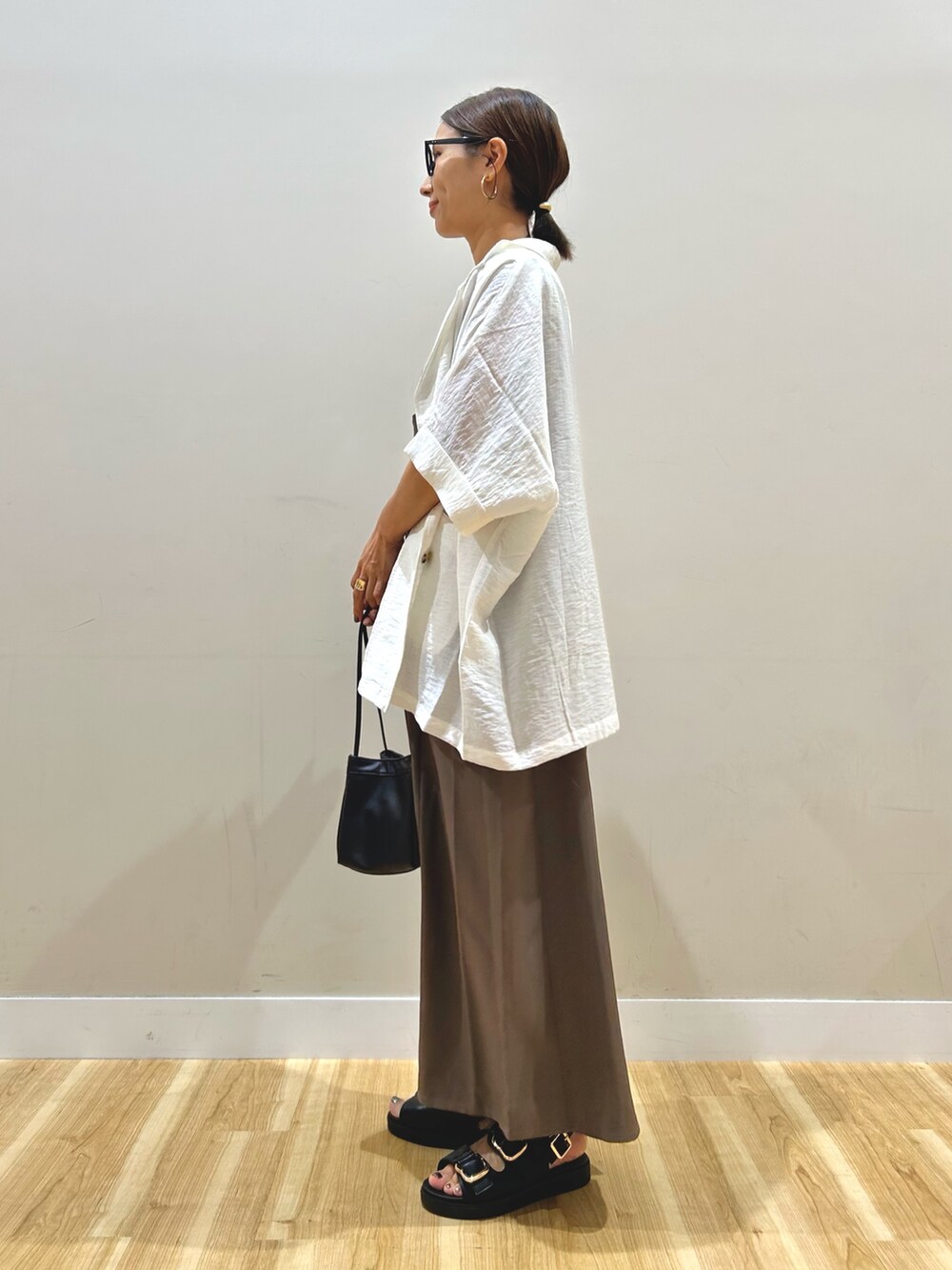 ホワイト系のその他アウター、ホワイト系のタンクトップ、ブラウン系のワンピースを着用したレディースの夏コーディネートの4枚目の写真