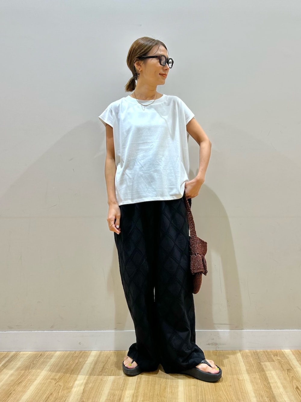 ベージュ系のその他アウター、ホワイト系のTシャツ/カットソー、ブラック系のその他パンツを着用したレディースの夏コーディネートの5枚目の写真