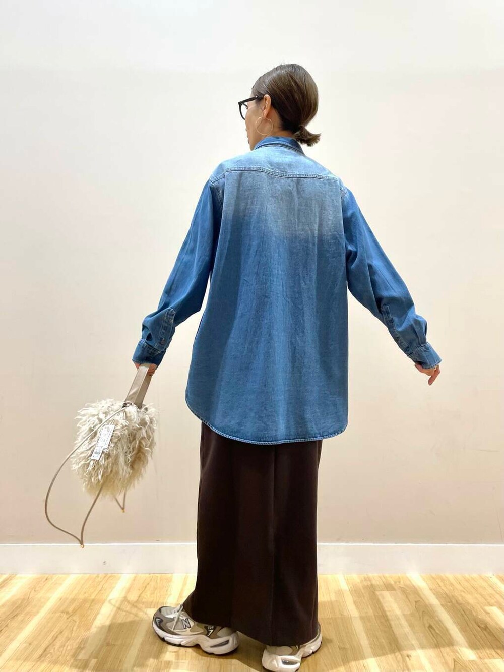 ベージュ系のショルダーバッグ、ブルー系のシャツ/ブラウス、ブラウン系のその他アウターを着用したレディースの秋コーディネートの8枚目の写真