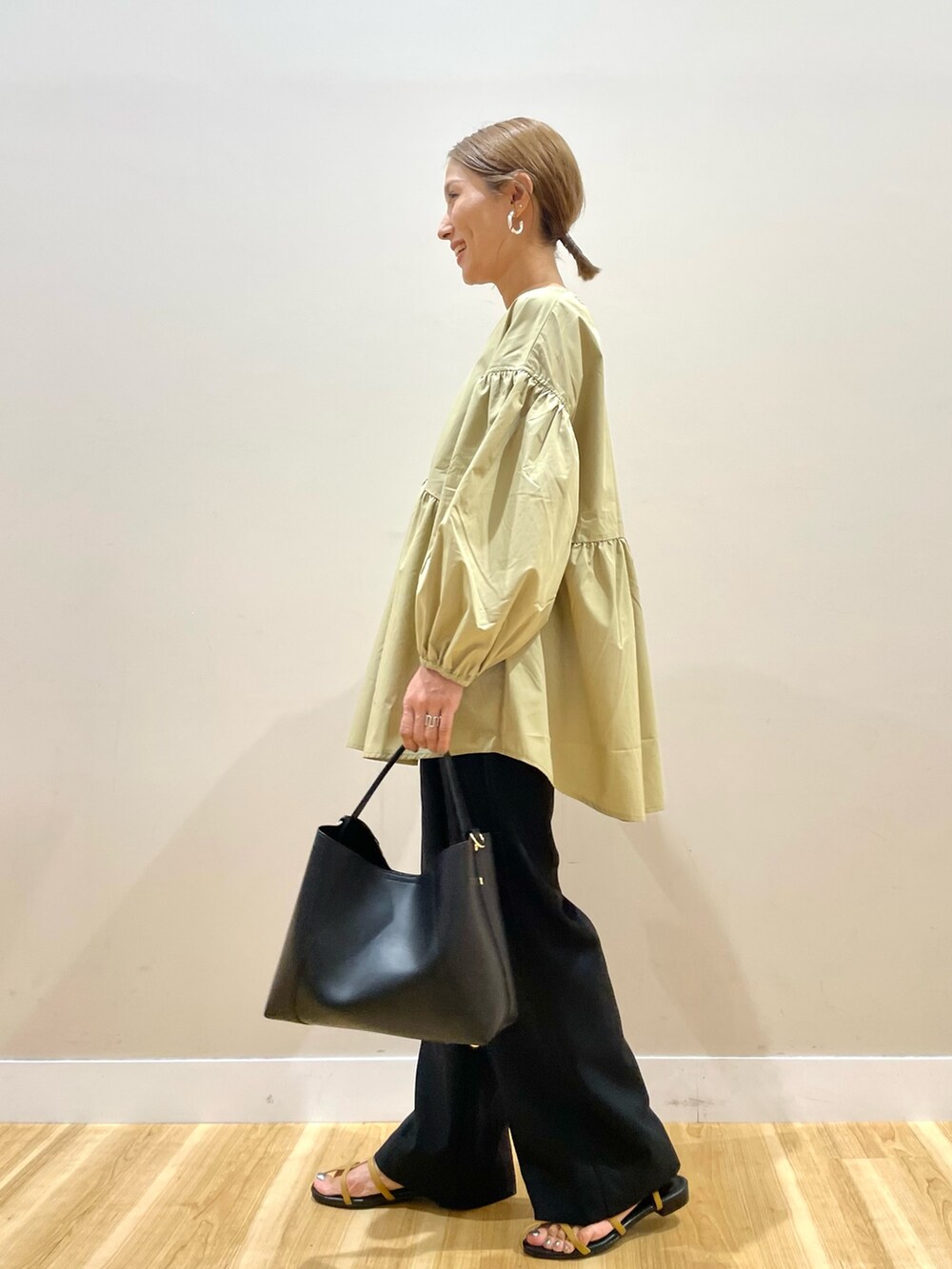 ベージュ系のシャツ/ブラウス、ブラック系のその他パンツを着用したレディースの夏コーディネートの5枚目の写真