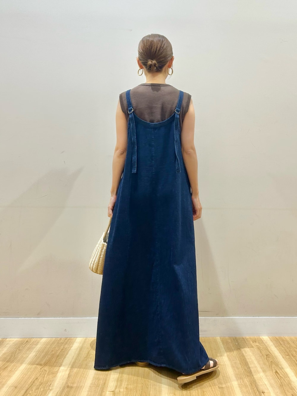 ブルー系のワンピース、ブラウン系のニット/セーター、グレー系のハンドバッグを着用したレディースの夏コーディネートの3枚目の写真