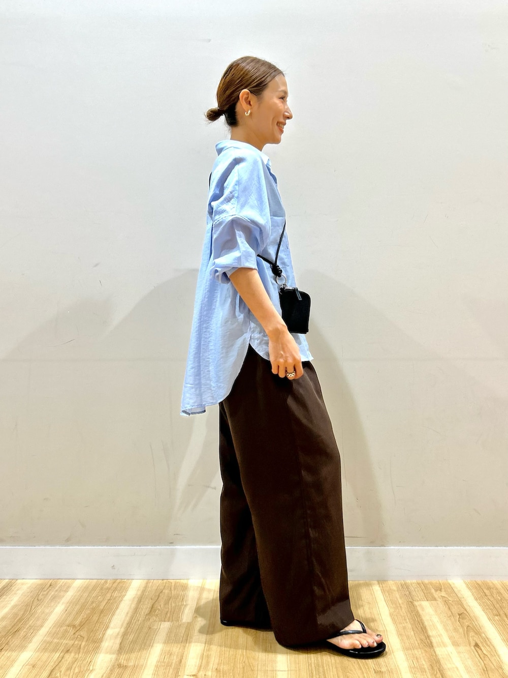 ブルー系のシャツ/ブラウス、ブラウン系のその他パンツ、ブラック系のショルダーバッグを着用したレディースの秋コーディネートの2枚目の写真