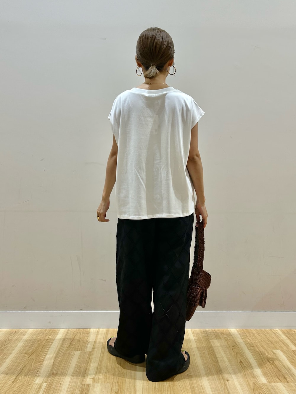 ベージュ系のその他アウター、ホワイト系のTシャツ/カットソー、ブラック系のその他パンツを着用したレディースの夏コーディネートの7枚目の写真