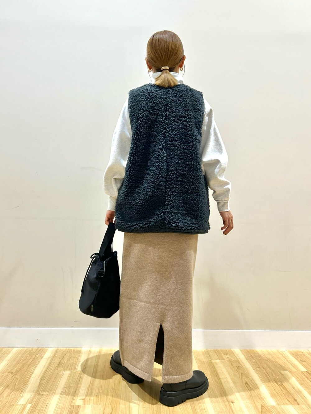 グレー系のその他アウター、ベージュ系のスウェット、ベージュ系のスカートを着用したレディースの秋コーディネートの3枚目の写真