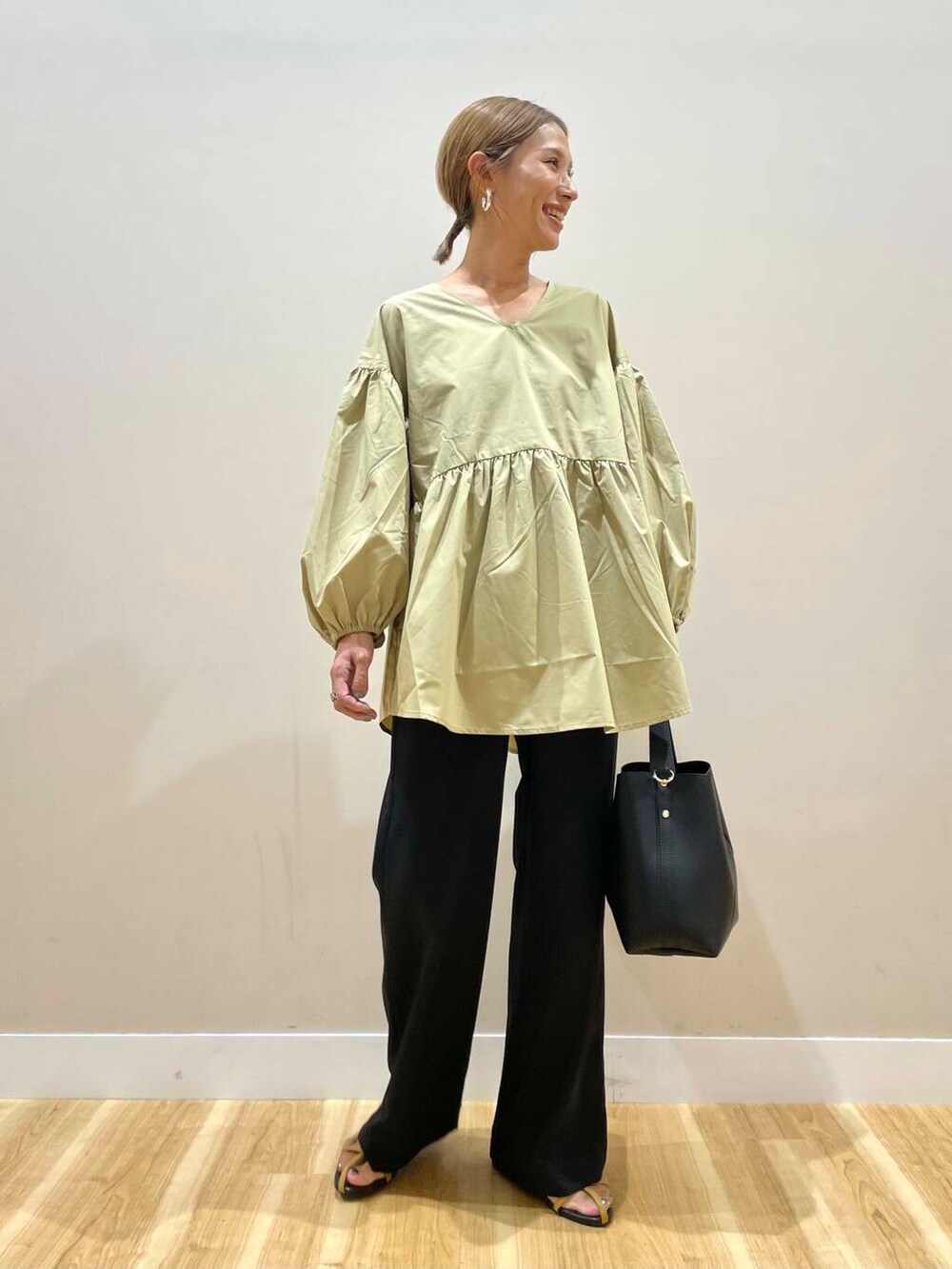 ブラウン系のサンダル、ブラック系のトートバッグ、ブラック系のその他パンツを着用したレディースの夏コーディネートの2枚目の写真