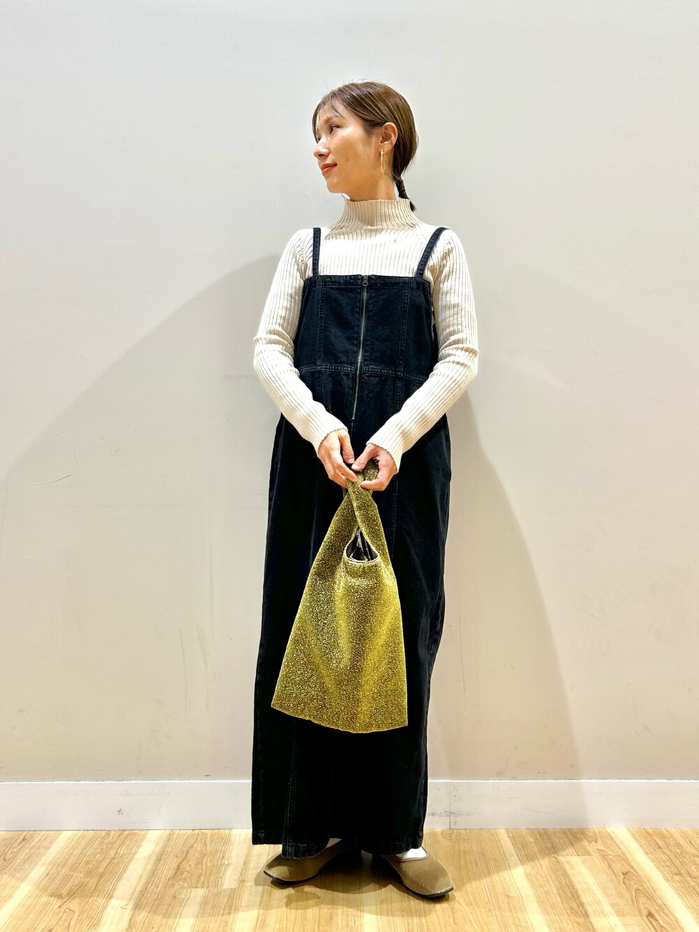 グレー系のカーディガン/ボレロ、ホワイト系のニット/セーター、ブラック系のワンピースを着用したレディースの冬コーディネートの6枚目の写真