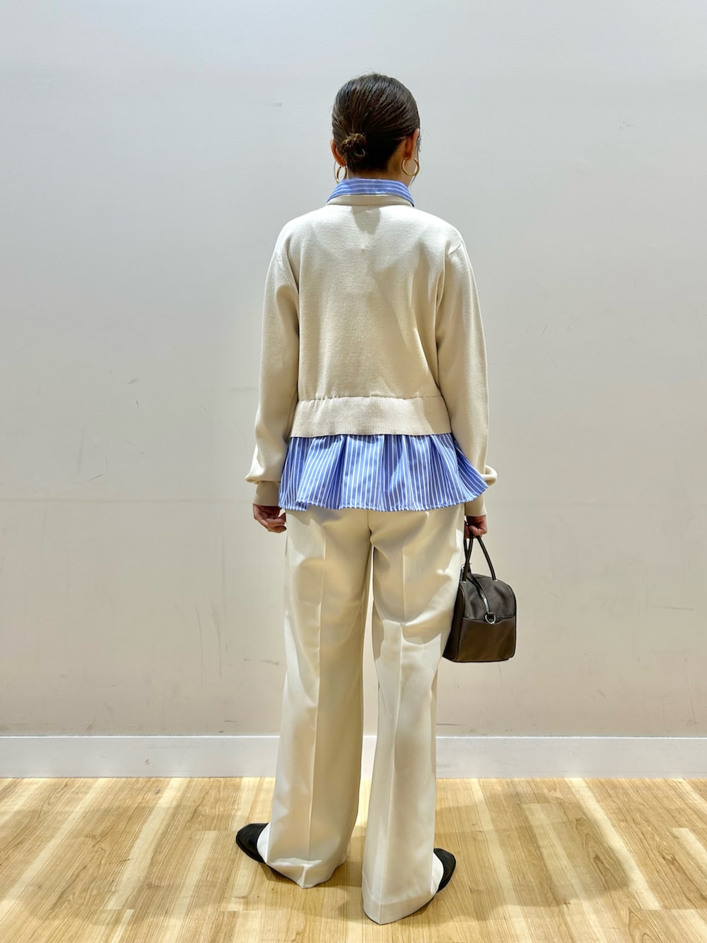 ホワイト系のニット/セーター、ホワイト系のその他パンツ、ブラック系のスリッポンを着用したレディースの冬コーディネートの3枚目の写真