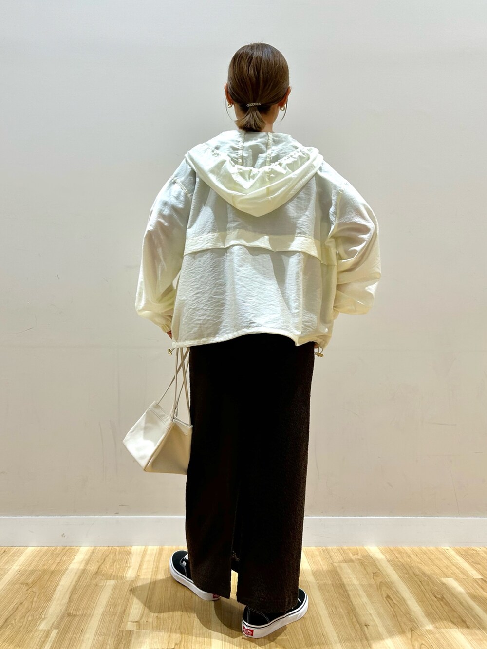 ホワイト系のブルゾン、グレー系のスウェット、ブラウン系のスカートを着用したレディースの秋コーディネートの3枚目の写真