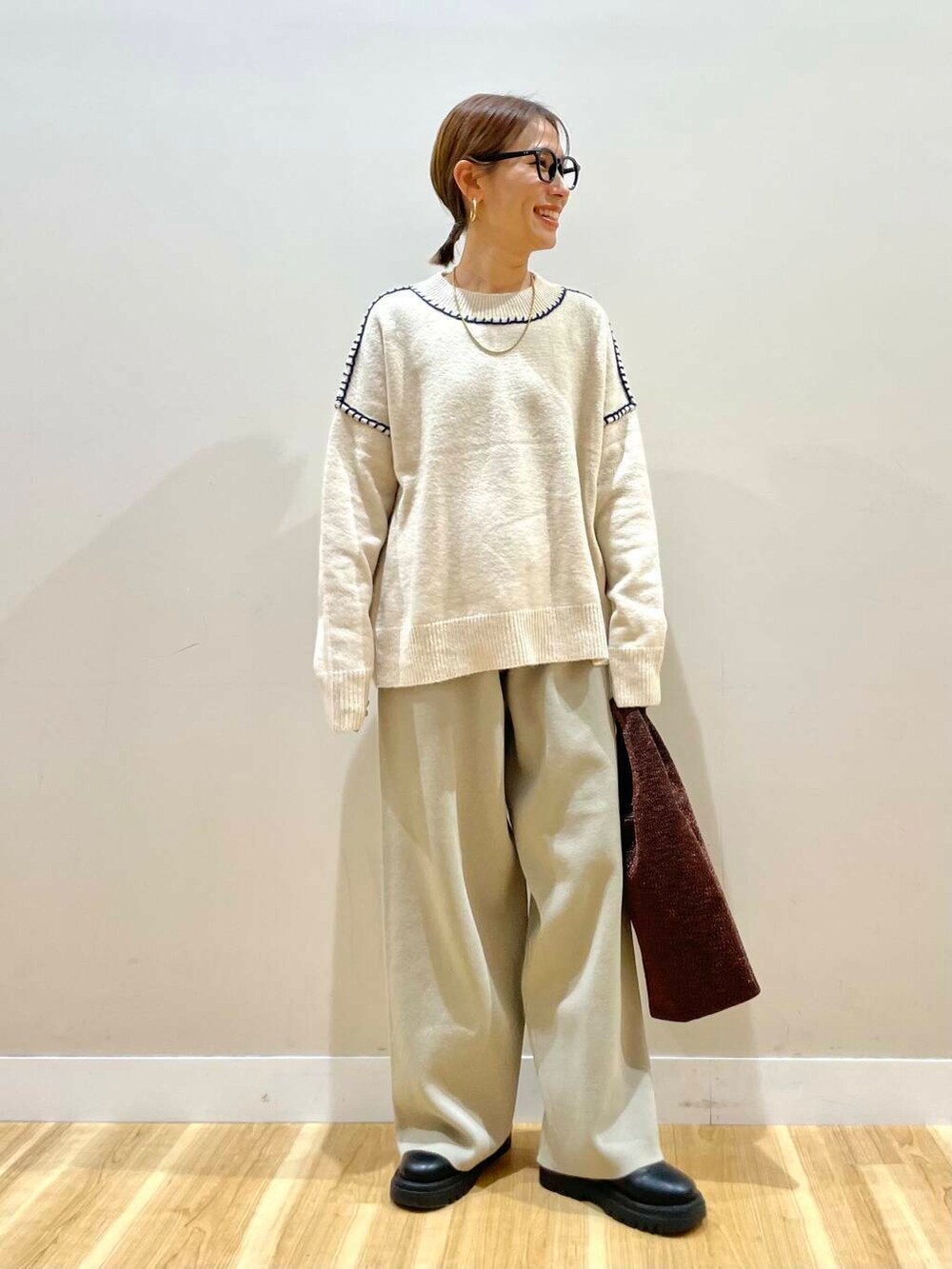 ホワイト系のニット/セーター、ブラック系のダウンジャケット/コート、ベージュ系のその他パンツを着用したレディースの冬コーディネートの5枚目の写真