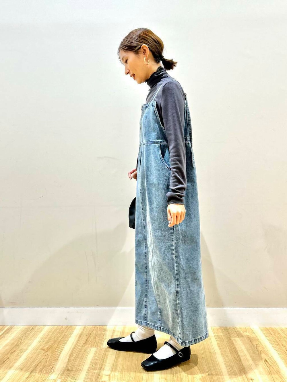 ブルー系のワンピース、ブラック系のパンプス、グレー系のTシャツ/カットソーを着用したレディースの春コーディネートの4枚目の写真