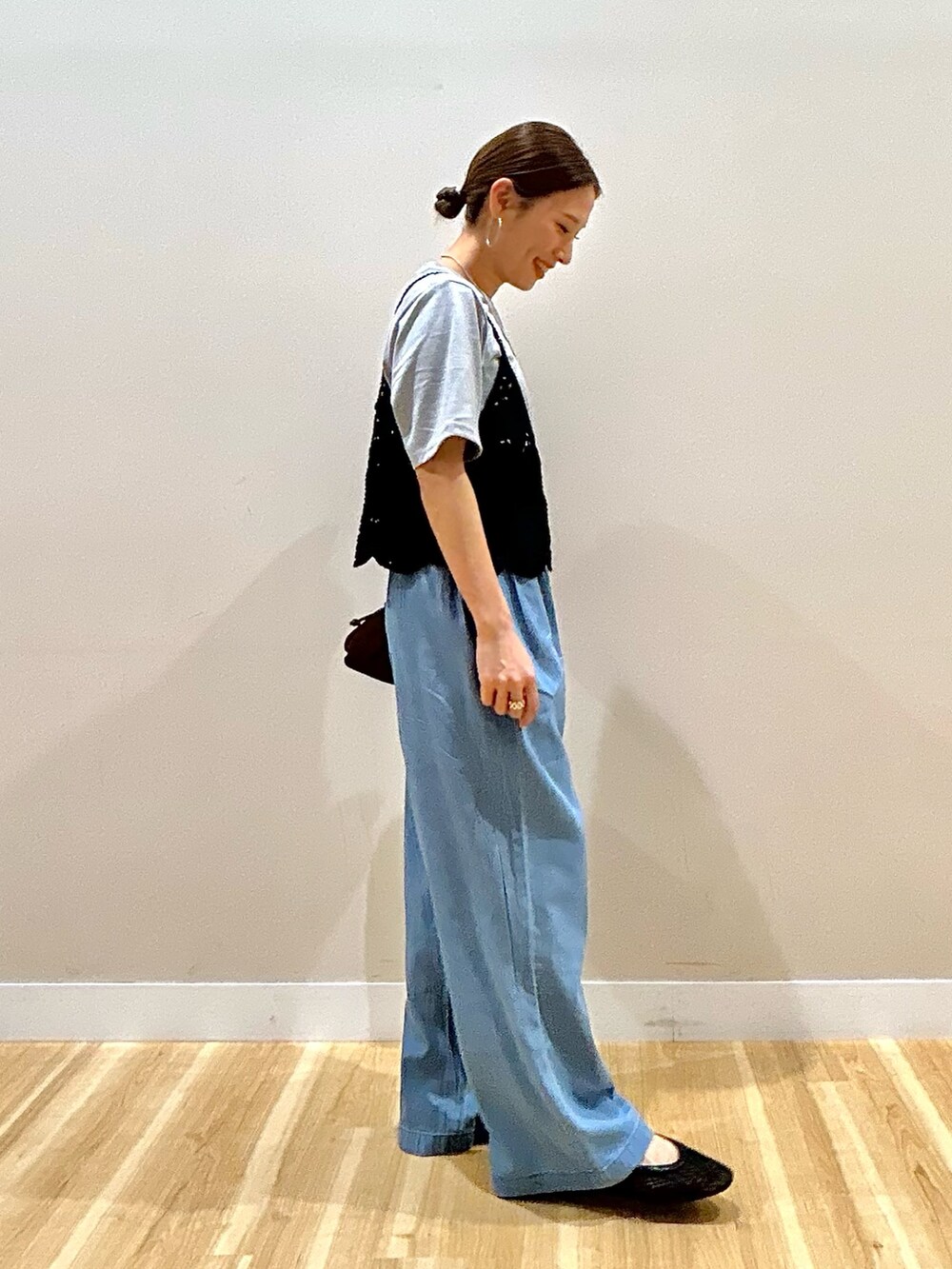 グレー系のTシャツ/カットソー、ブルー系のデニムパンツ、グレー系のその他アウターを着用したレディースの春コーディネートの7枚目の写真