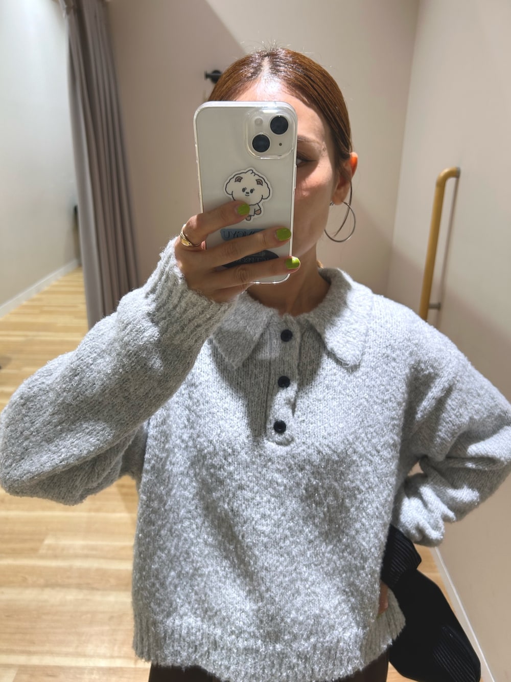 ブラック系のダウンジャケット/コート、グレー系のニット/セーター、ブラウン系のスカートを着用したレディースの秋コーディネートの8枚目の写真