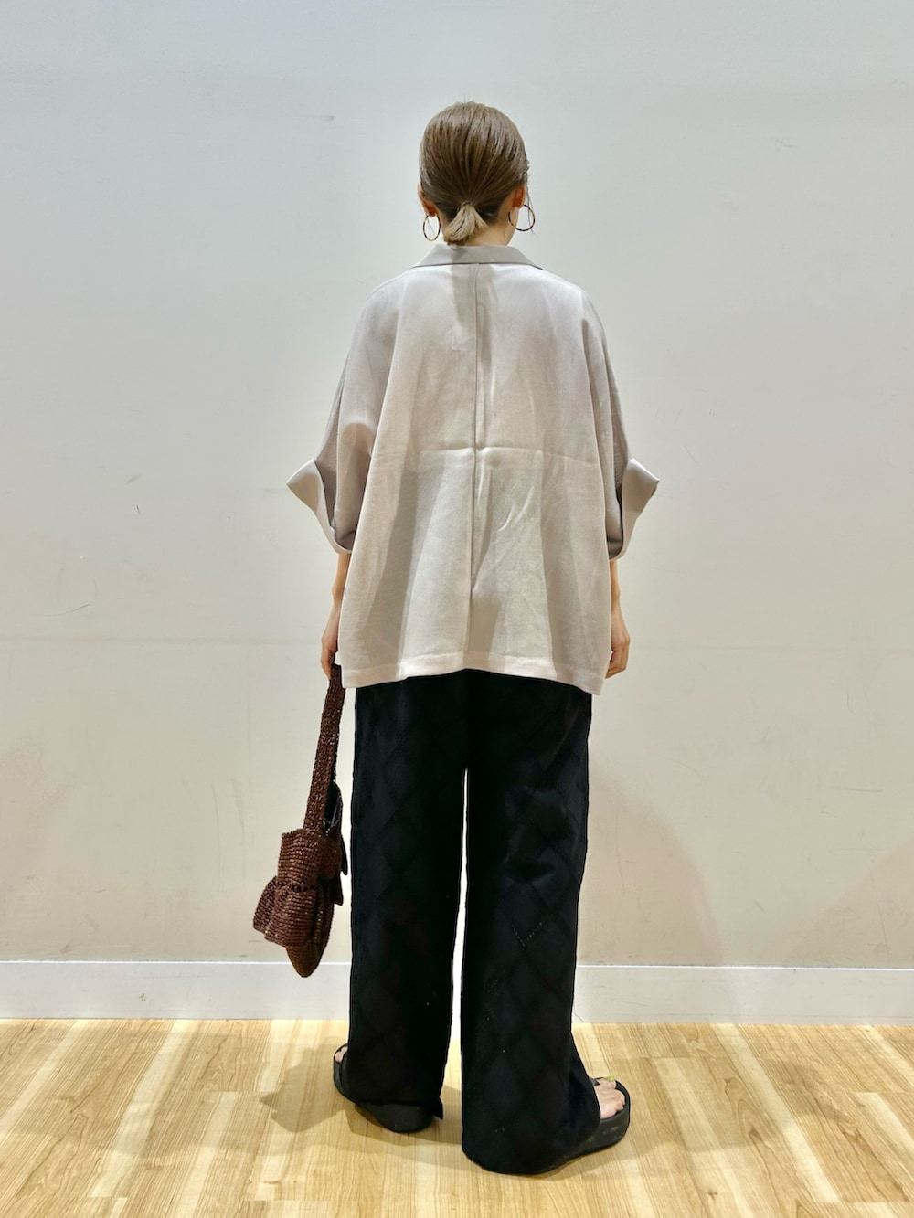 ベージュ系のその他アウター、ホワイト系のTシャツ/カットソー、ブラック系のその他パンツを着用したレディースの夏コーディネートの3枚目の写真