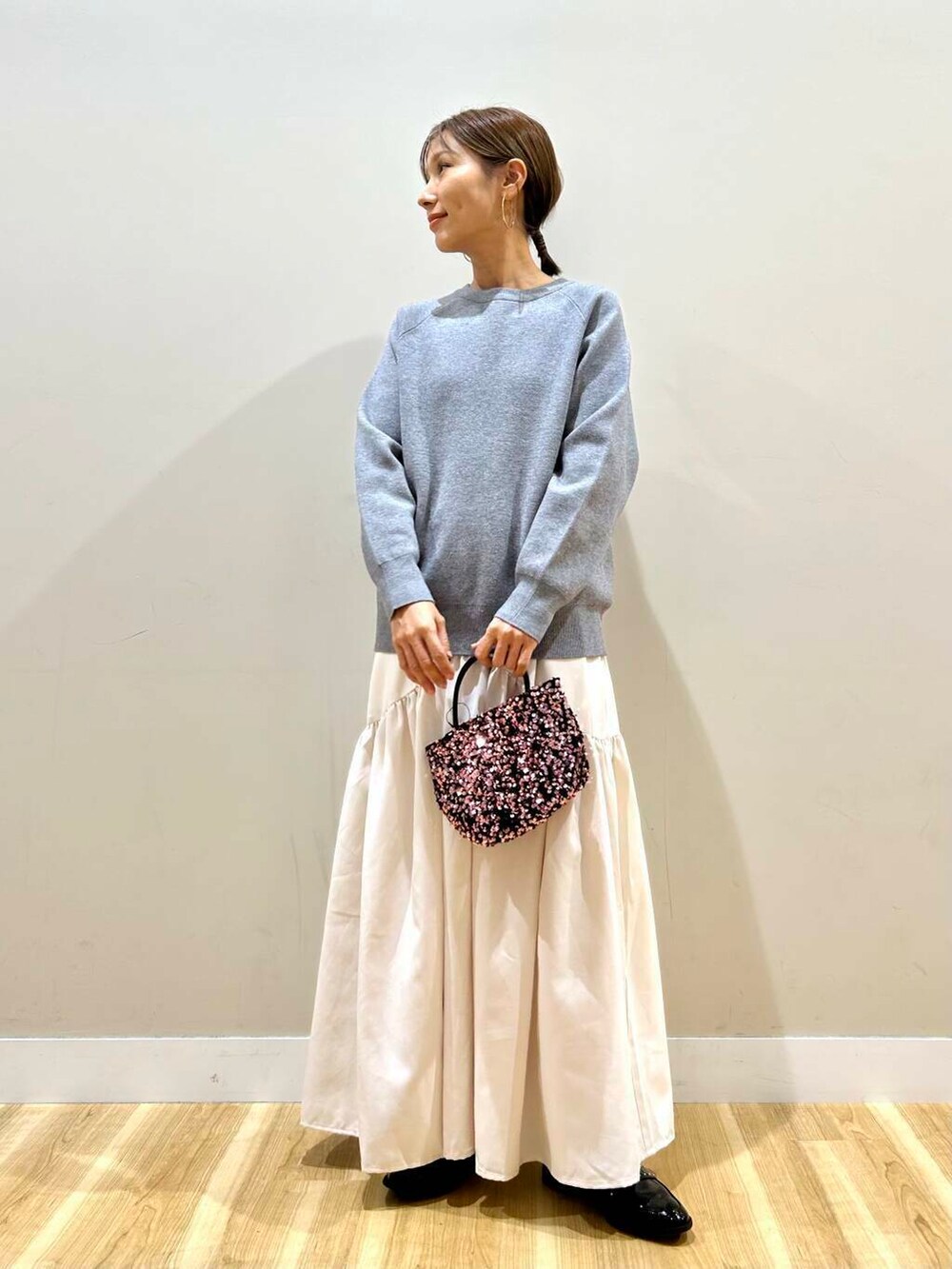 ブラック系のローファー、グレー系のワンピース、ピンク系のショルダーバッグを着用したレディースの冬コーディネートの6枚目の写真