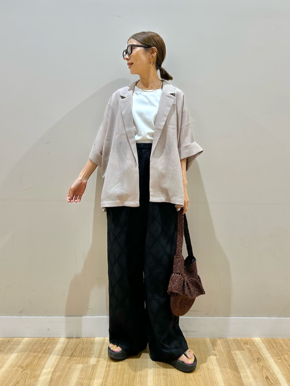 ベージュ系のその他アウター、ホワイト系のTシャツ/カットソー、ブラック系のその他パンツを着用したレディースの夏コーディネートの4枚目の写真
