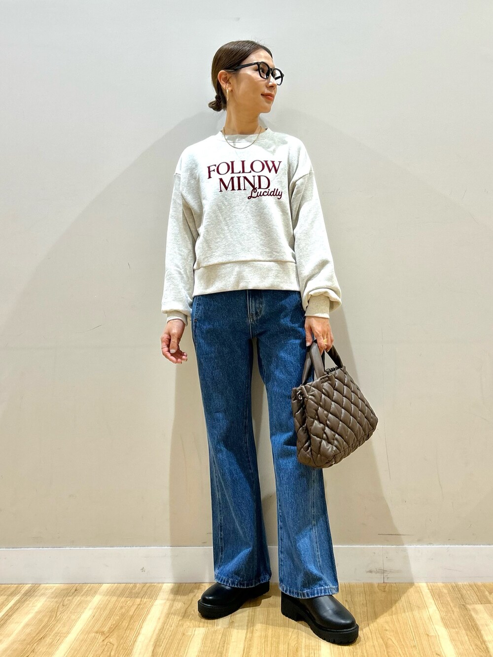 ベージュ系のスウェット、その他のその他アウター、ブラウン系のハンドバッグを着用したレディースの冬コーディネートの4枚目の写真