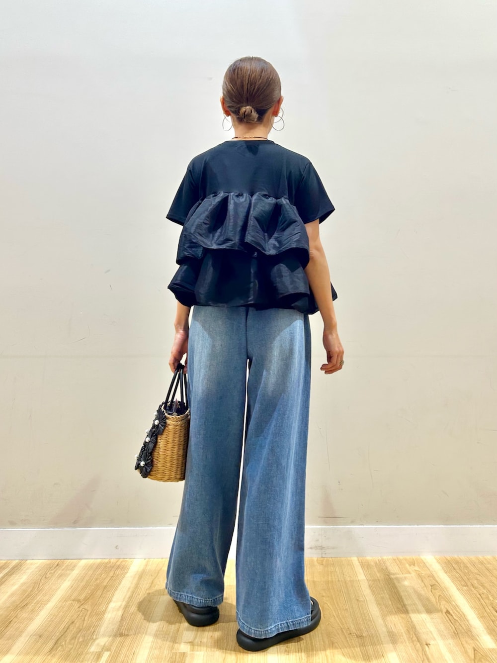 ブラック系のTシャツ/カットソー、ブルー系のデニムパンツ、ブラック系のかごバッグを着用したレディースの夏コーディネートの3枚目の写真