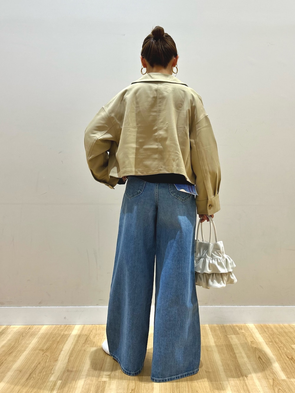 ブルー系のカーディガン/ボレロ、ベージュ系のその他アウター、ホワイト系のTシャツ/カットソーを着用したレディースの春コーディネートの3枚目の写真