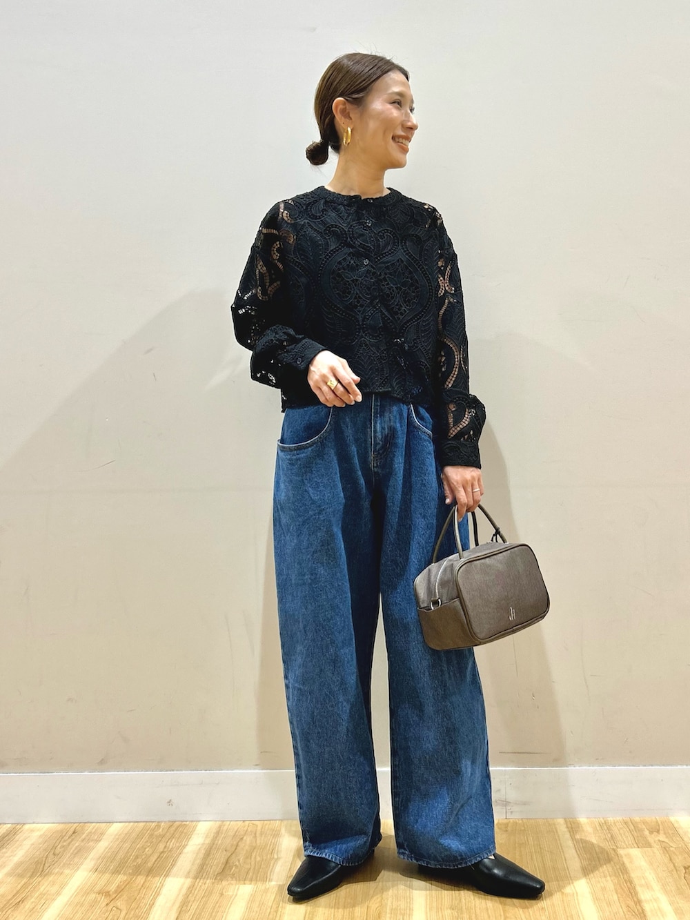 ブラック系のシャツ/ブラウス、ブラック系のタンクトップ、ブルー系のデニムパンツを着用したレディースの春コーディネートの4枚目の写真