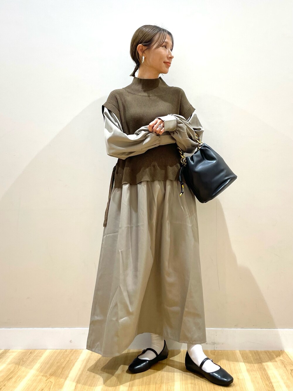 ブラウン系のワンピースを着用したレディースの秋コーディネートの2枚目の写真