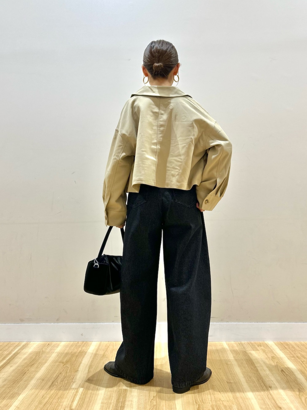 ベージュ系のその他アウター、レッド系のTシャツ/カットソー、ブラック系のデニムパンツを着用したレディースの春コーディネートの3枚目の写真