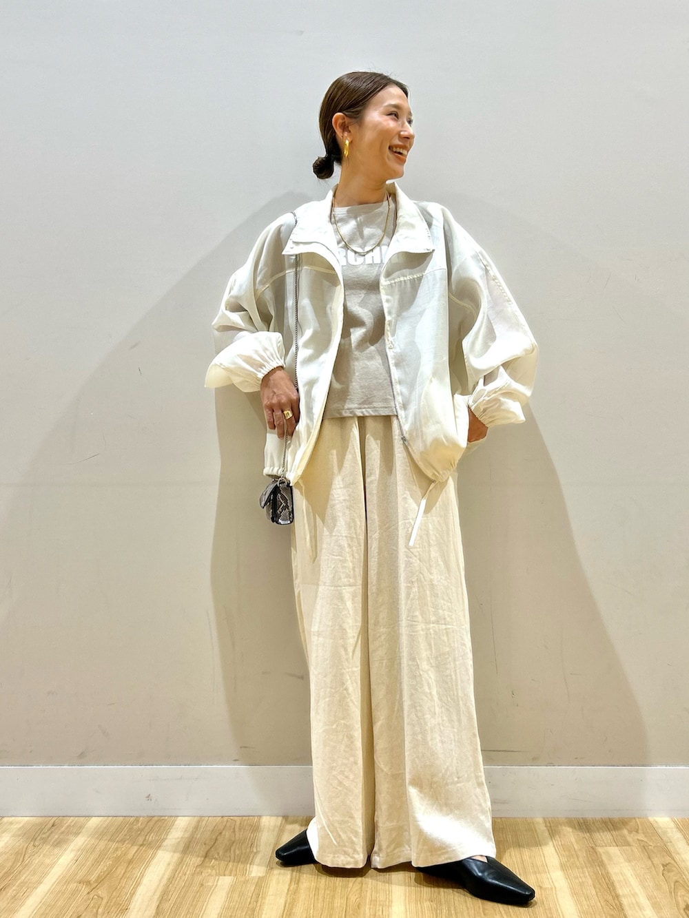 ベージュ系のTシャツ/カットソー、ベージュ系のその他パンツ、その他のショルダーバッグを着用したレディースの春コーディネートの4枚目の写真