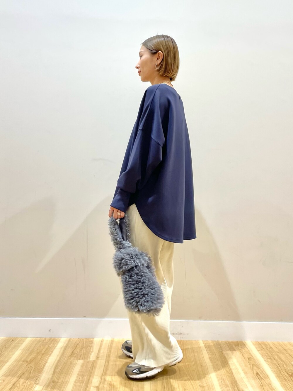 グレー系のTシャツ/カットソー、ホワイト系のその他パンツを着用したレディースの秋コーディネートの4枚目の写真