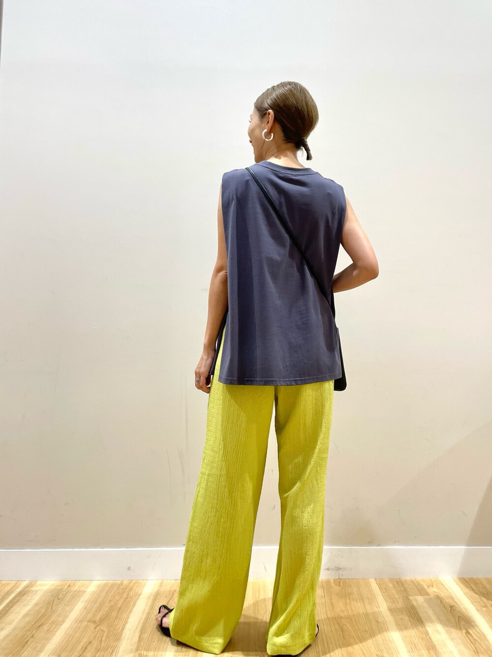 グレー系のTシャツ/カットソー、イエロー系のその他パンツを着用したレディースの夏コーディネートの3枚目の写真