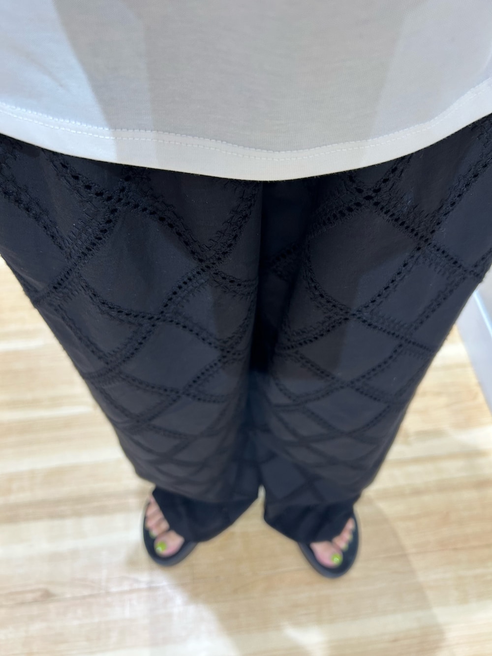ベージュ系のその他アウター、ホワイト系のTシャツ/カットソー、ブラック系のその他パンツを着用したレディースの夏コーディネートの8枚目の写真