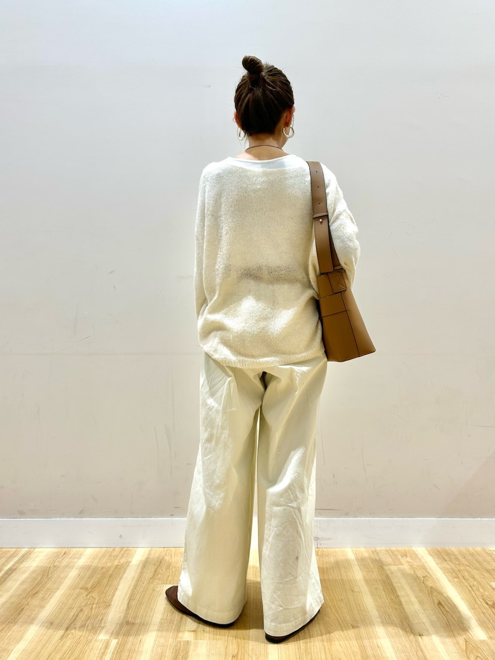 ホワイト系のニット/セーター、ホワイト系のTシャツ/カットソー、ホワイト系のその他パンツを着用したレディースの春コーディネートの4枚目の写真