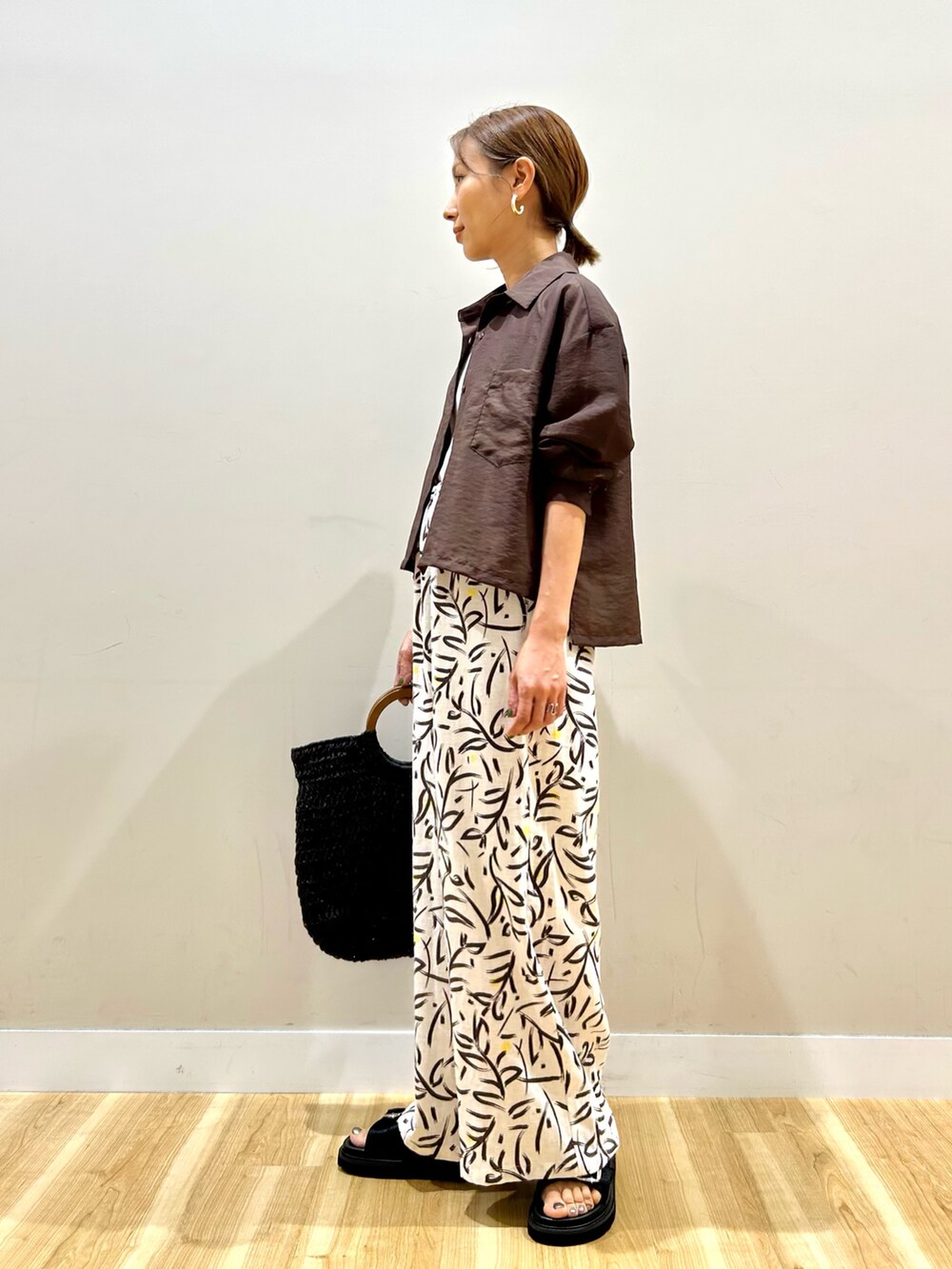 ブラウン系のシャツ/ブラウス、ホワイト系のタンクトップ、ホワイト系のその他パンツを着用したレディースの春コーディネートの6枚目の写真