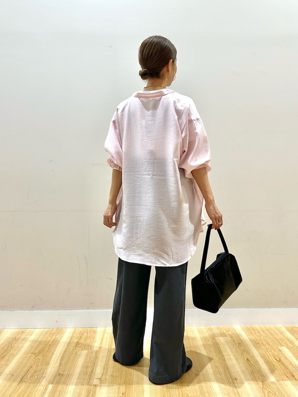 ピンク系のシャツ/ブラウス、ホワイト系のTシャツ/カットソー、ブラック系のデニムパンツを着用したレディースの春コーディネートの3枚目の写真
