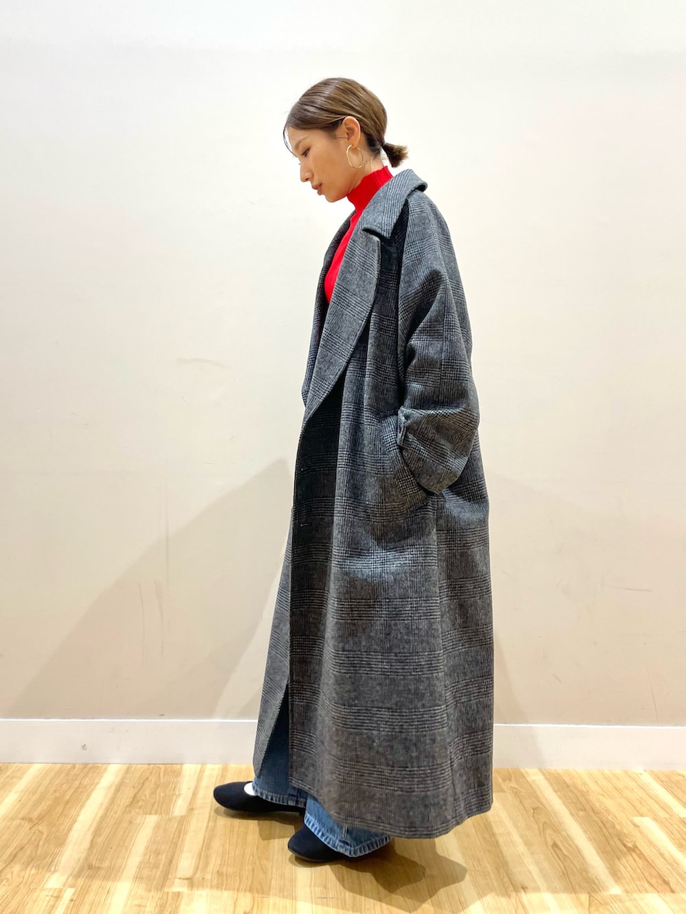 その他のその他アウター、レッド系のニット/セーターを着用したレディースの秋コーディネートの3枚目の写真