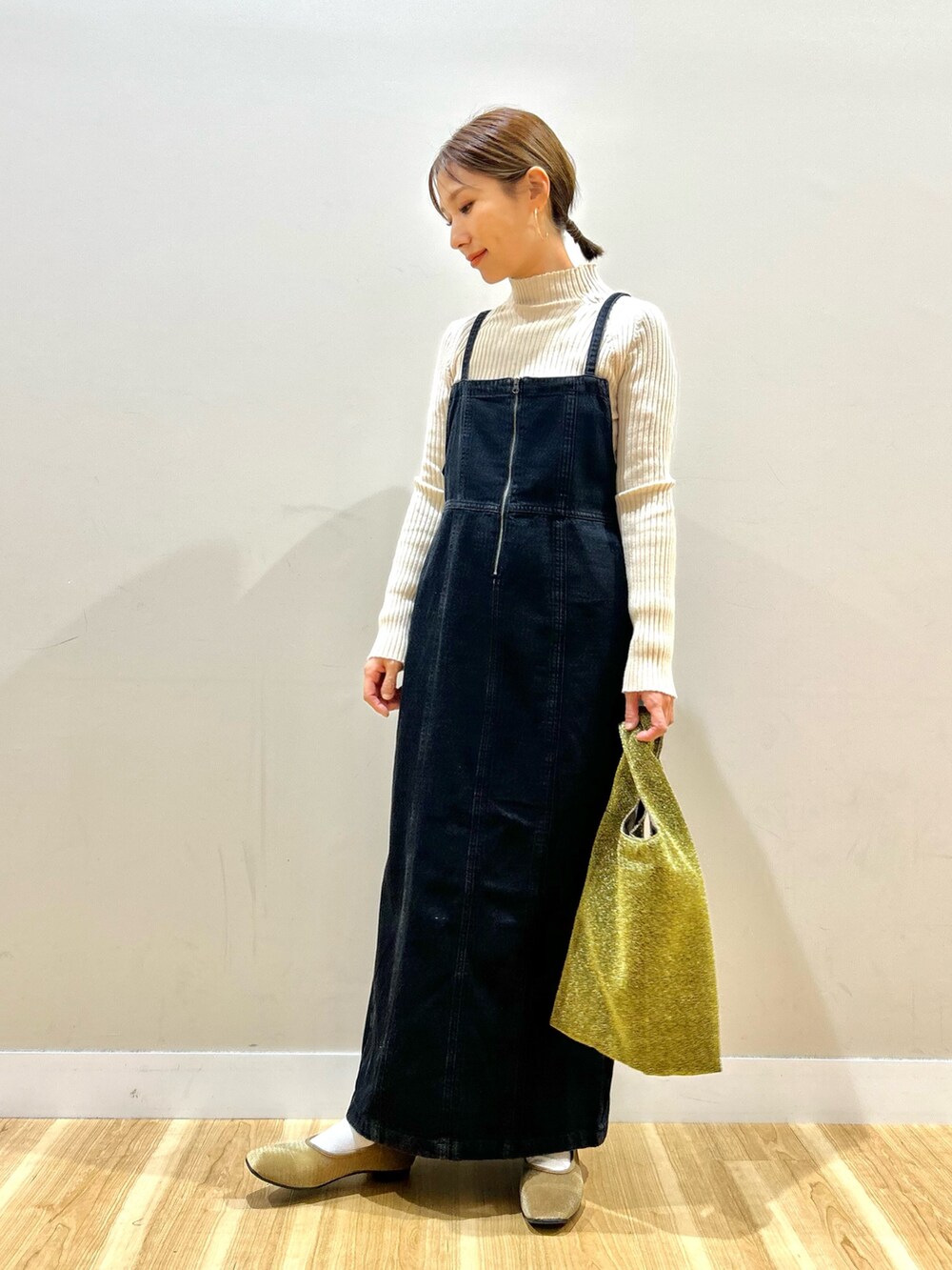 グレー系のカーディガン/ボレロ、ホワイト系のニット/セーター、ブラック系のワンピースを着用したレディースの冬コーディネートの7枚目の写真