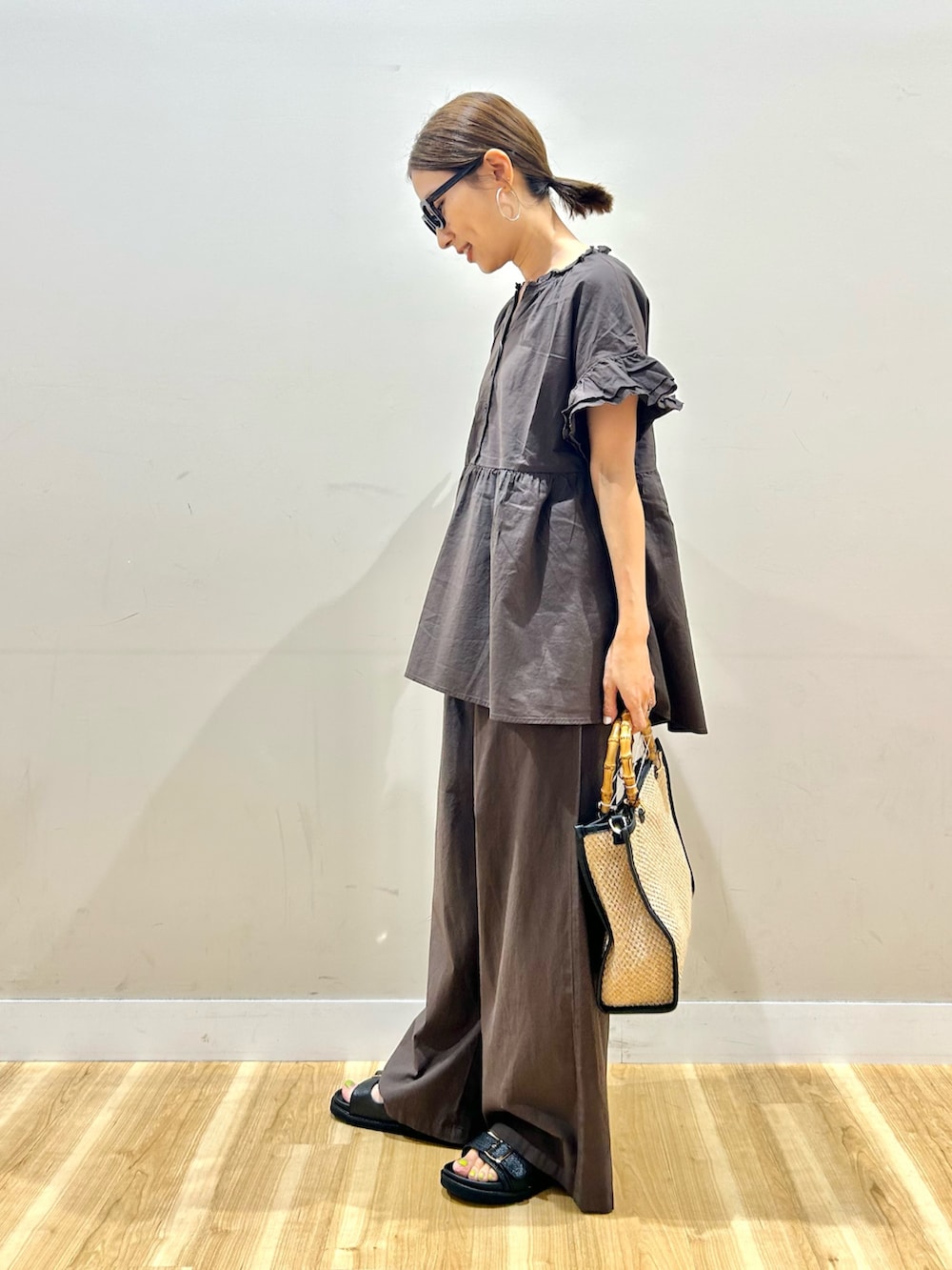 ブラウン系のシャツ/ブラウス、ブラウン系のその他パンツ、ブラック系のショルダーバッグを着用したレディースの夏コーディネートの2枚目の写真