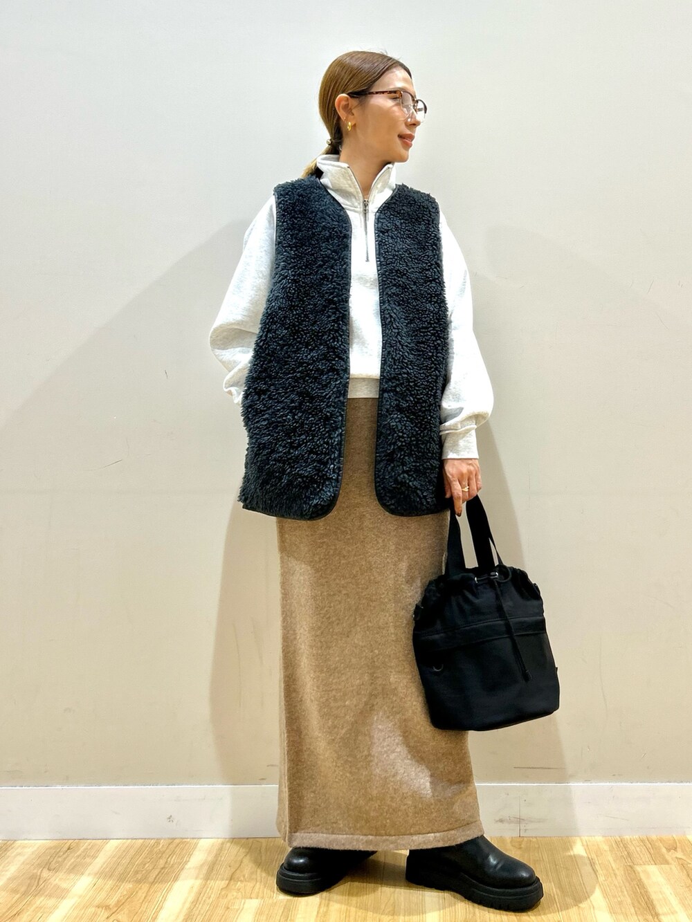 グレー系のその他アウター、ベージュ系のスウェット、ベージュ系のスカートを着用したレディースの秋コーディネートの8枚目の写真