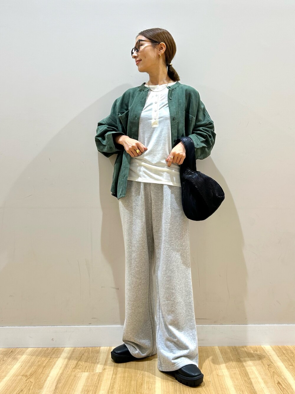 グリーン系のシャツ/ブラウス、ホワイト系のTシャツ/カットソー、グレー系のその他パンツを着用したレディースの秋コーディネートの4枚目の写真