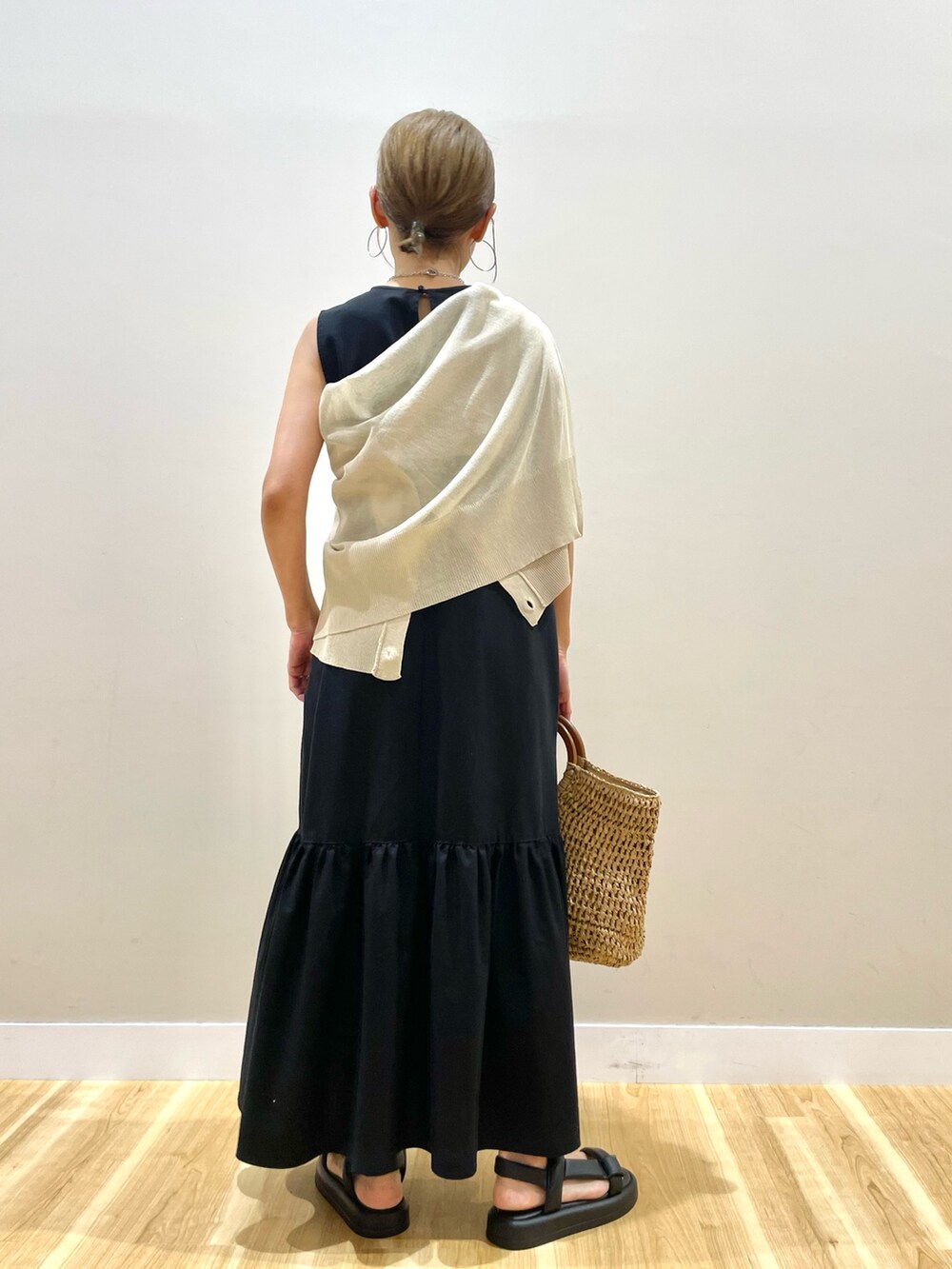 ブラック系のワンピース、グレー系のカーディガン/ボレロを着用したレディースの夏コーディネートの3枚目の写真