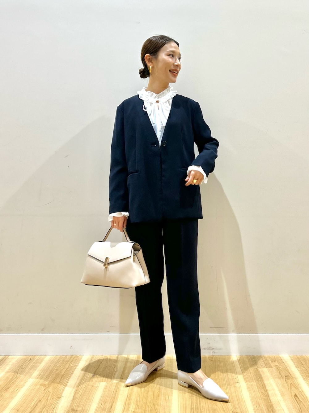 ブルー系のスーツジャケット、ブルー系のその他パンツ、ホワイト系のシャツ/ブラウスを着用したレディースの冬コーディネートの4枚目の写真