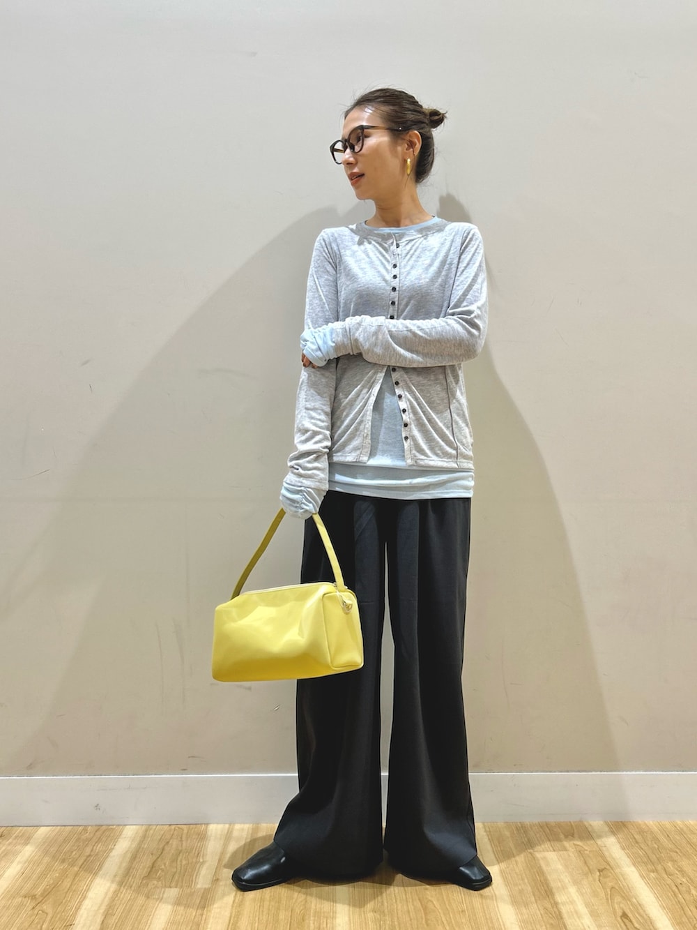 ホワイト系のブルゾン、グレー系のTシャツ/カットソー、グレー系のその他パンツを着用したレディースの春コーディネートの4枚目の写真