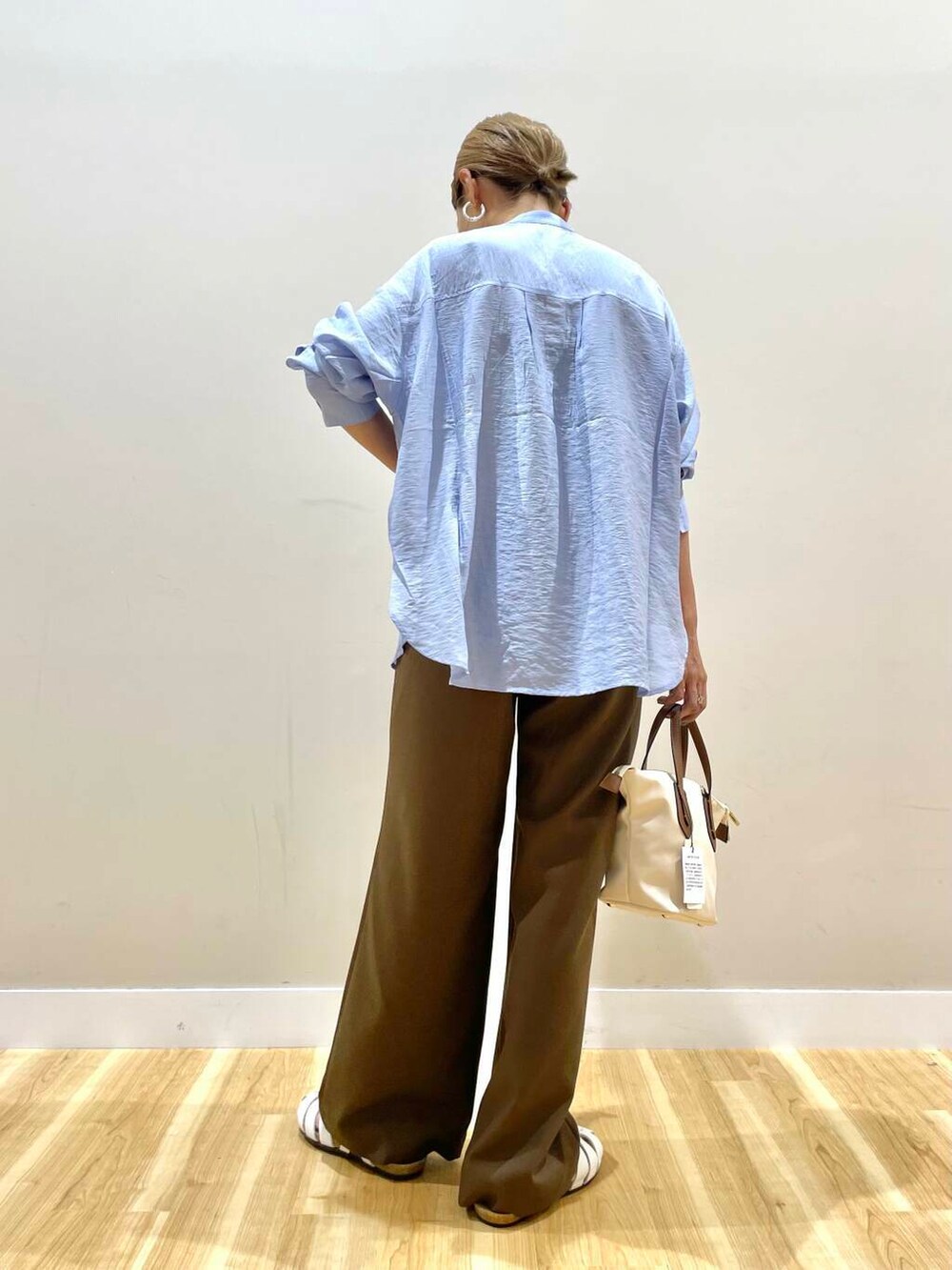 ホワイト系のサンダル、ブルー系のシャツ/ブラウス、ブラック系のタンクトップを着用したレディースの夏コーディネートの3枚目の写真