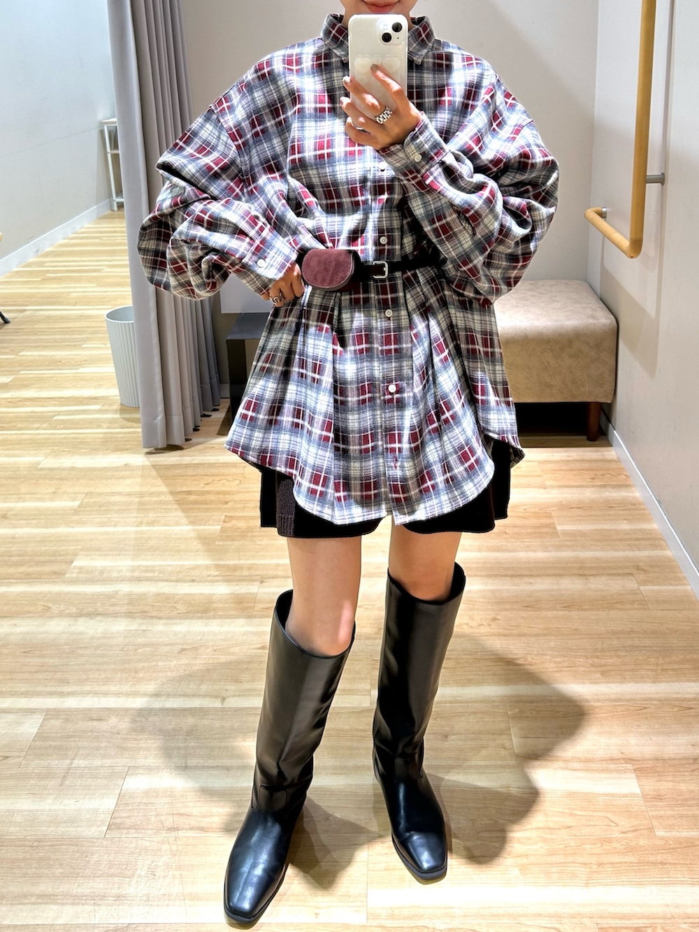 ベージュ系のその他アウター、レッド系のシャツ/ブラウス、ブラック系のハンドバッグを着用したレディースの秋コーディネートの8枚目の写真