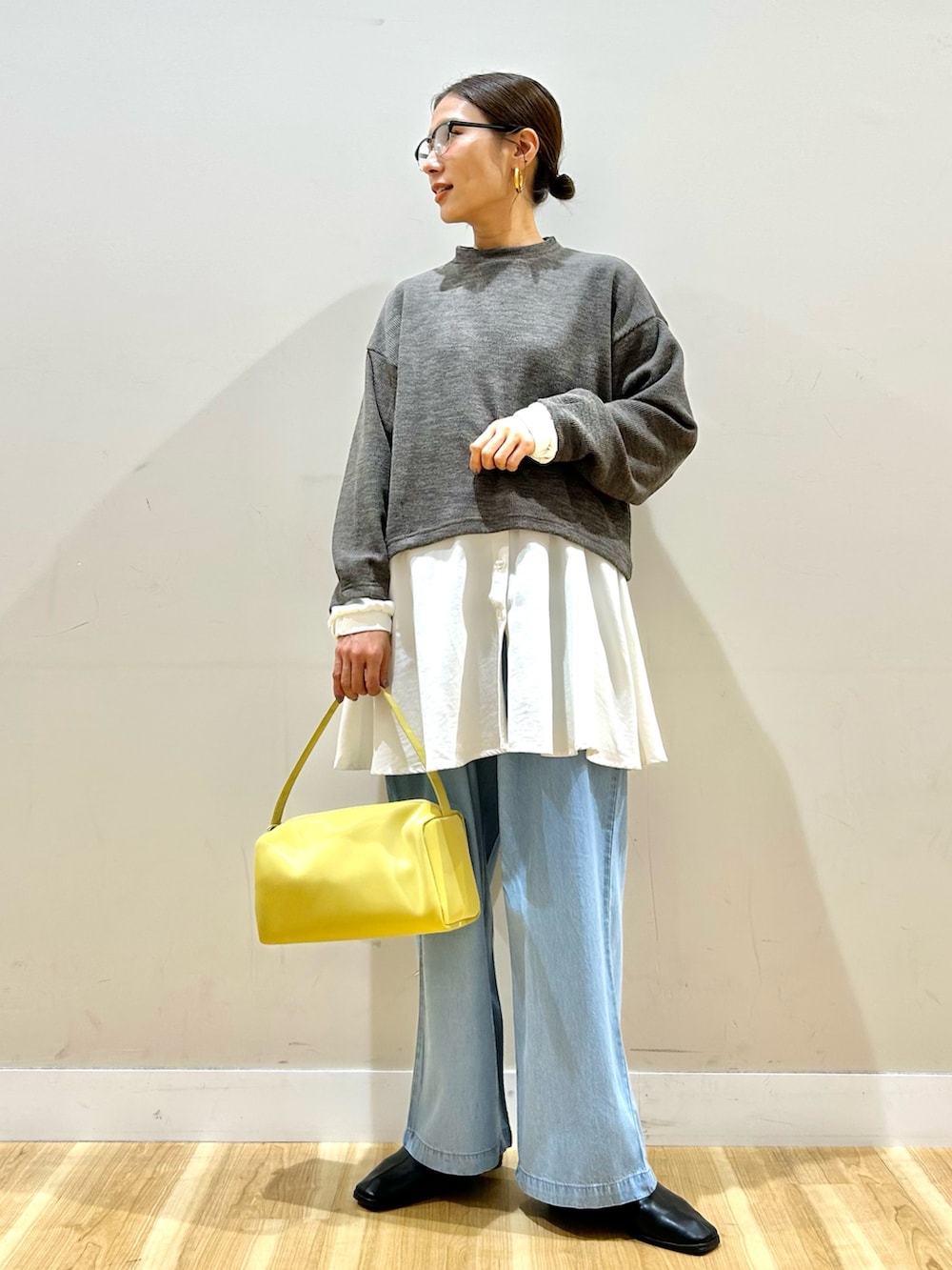 ブラウン系のシャツ/ブラウス、ブルー系のその他パンツ、イエロー系のトートバッグを着用したレディースの春コーディネートの4枚目の写真