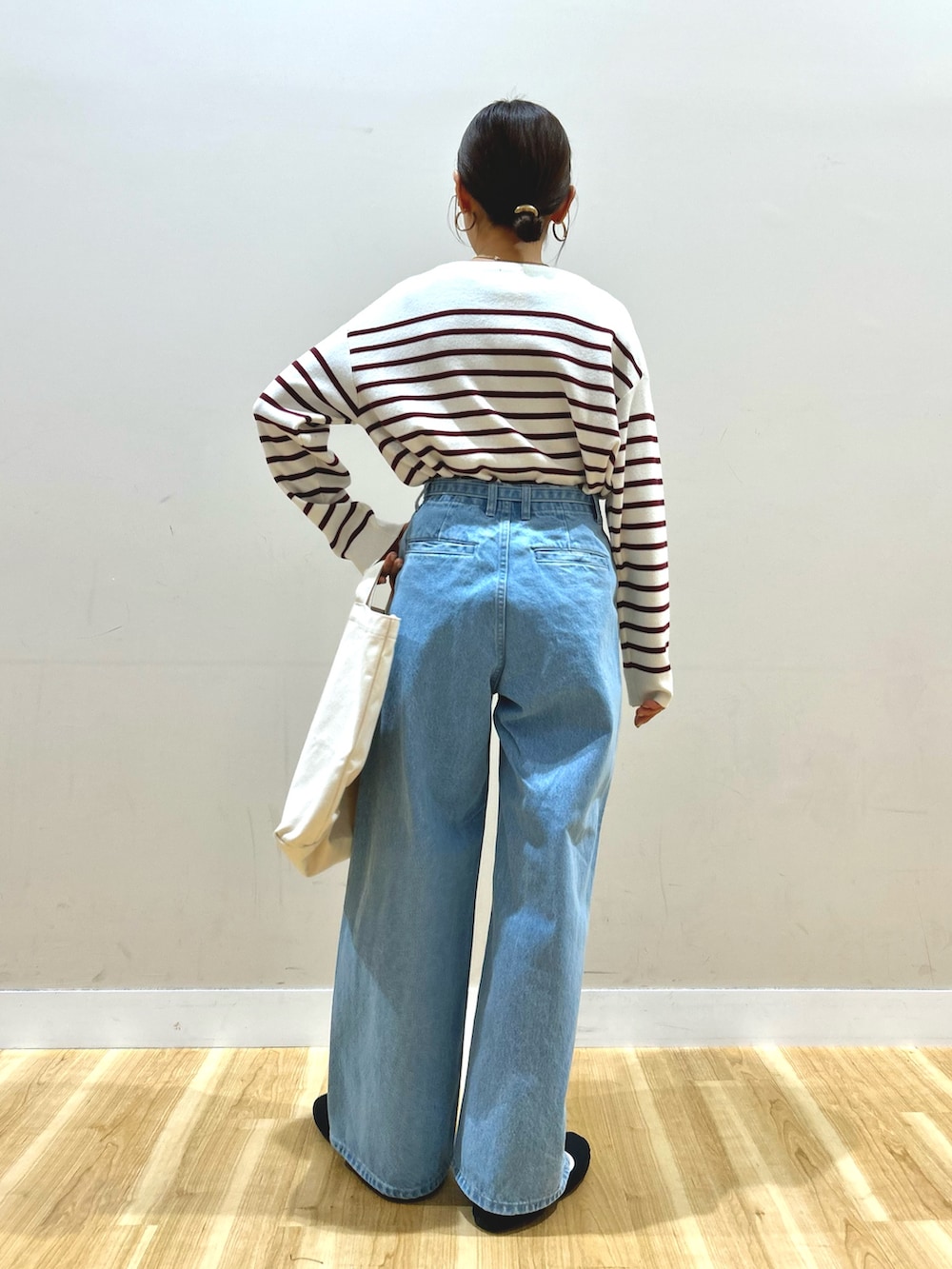 ブラウン系のその他アウター、その他のニット/セーター、ブルー系のデニムパンツを着用したレディースの冬コーディネートの7枚目の写真