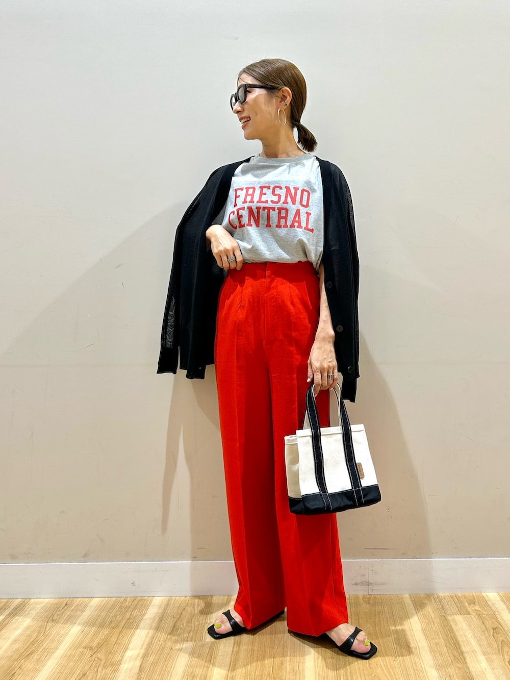 ブラック系のカーディガン/ボレロ、グレー系のTシャツ/カットソー、レッド系のその他パンツを着用したレディースの夏コーディネートの4枚目の写真
