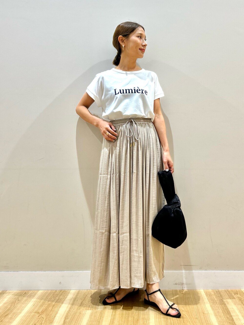 ブラック系のブルゾン、ホワイト系のTシャツ/カットソー、グレー系のその他パンツを着用したレディースの秋コーディネートの5枚目の写真