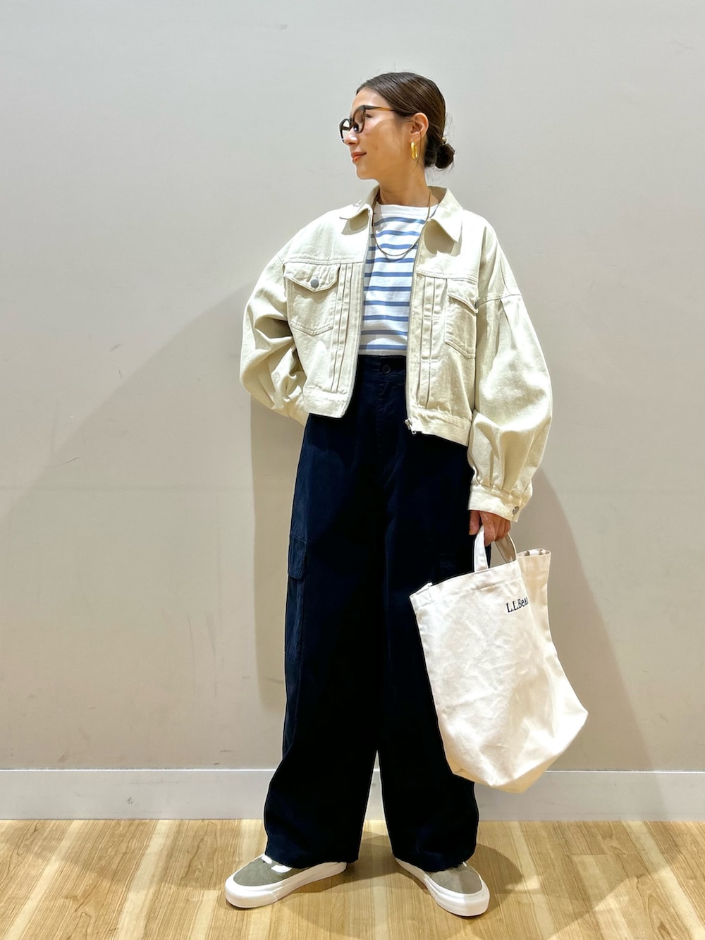 ホワイト系のブルゾン、ブルー系のTシャツ/カットソー、ブルー系のその他パンツを着用したレディースの春コーディネートの4枚目の写真