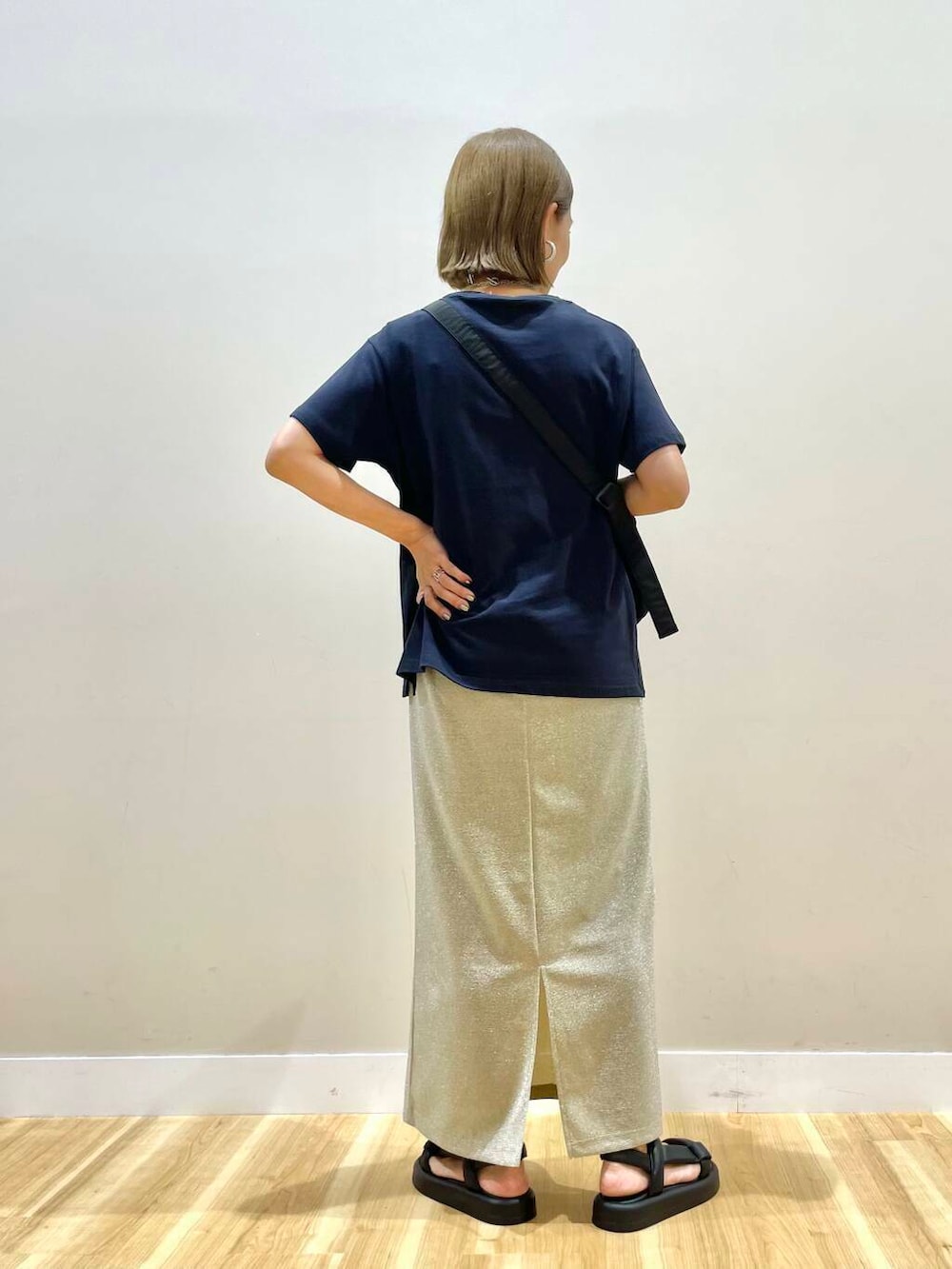 ブラック系のショルダーバッグ、ブラック系のサンダル、ブルー系のTシャツ/カットソーを着用したレディースの夏コーディネートの3枚目の写真